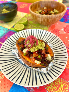 Una foto de Boniato relleno de ensalada de frijoles