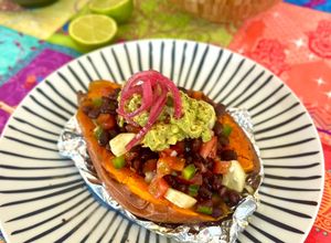 Foto principal de Boniato relleno de ensalada de frijoles