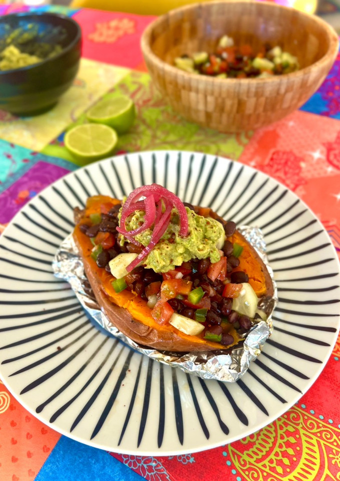 Una foto de Boniato relleno de ensalada de frijoles