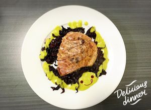 Una foto de Medallón de atún en salsa de jamaica con guacamole なな紫ʕ•ᴥ•ʔ。