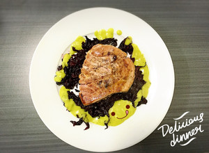 Una foto de Medallón de atún en salsa de jamaica con guacamole なな紫ʕ•ᴥ•ʔ。