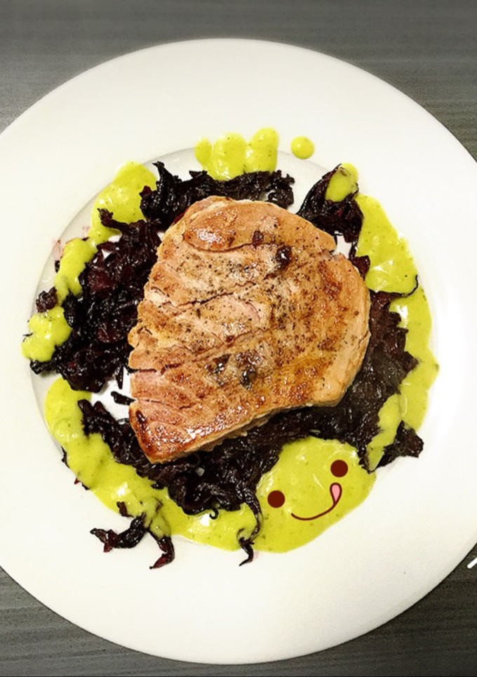Una foto de Medallón de atún en salsa de jamaica con guacamole なな紫ʕ•ᴥ•ʔ。