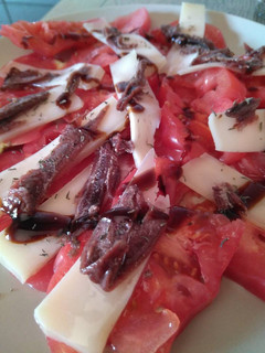 Una foto de Tomate con anchoas