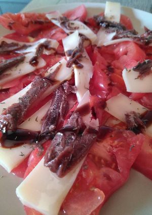 Una foto de Tomate con anchoas