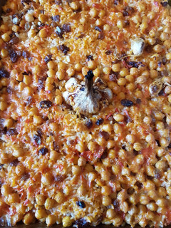 Una foto de Arroz al horno de pasas y garbanzos