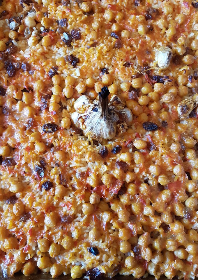 Una foto de Arroz al horno de pasas y garbanzos