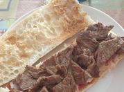 Una foto de bocadillo ternera