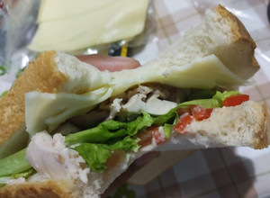 Una foto de Sándwich de pollo fresco