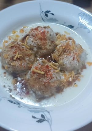 A picture of Dahi bhalla.