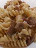 Fusilli cu ciuperci, speck și ceapă verde