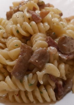 O poză a rețetei Fusilli cu ciuperci, speck și ceapă verde.