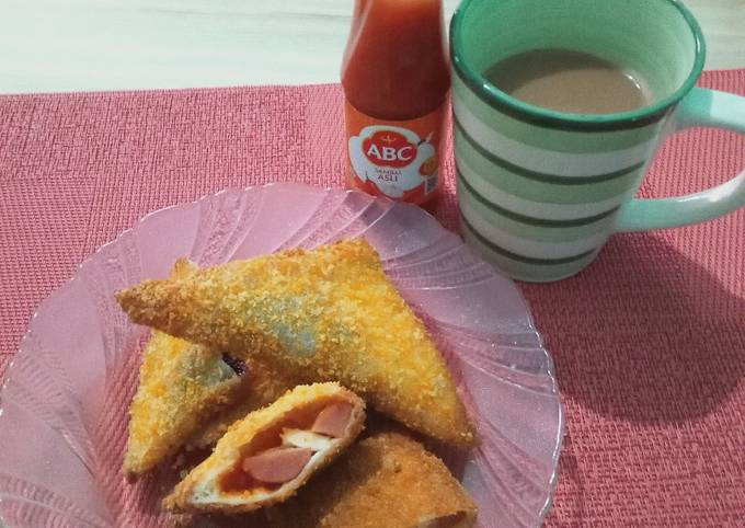 Roti goreng crispy isi sosis dan keju pedas 