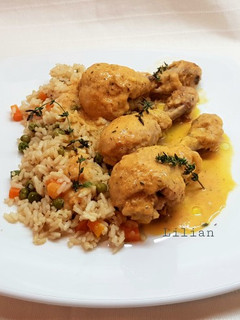 A picture of Lemon Chicken Drumsticks with Brown Rice & Vegetables.