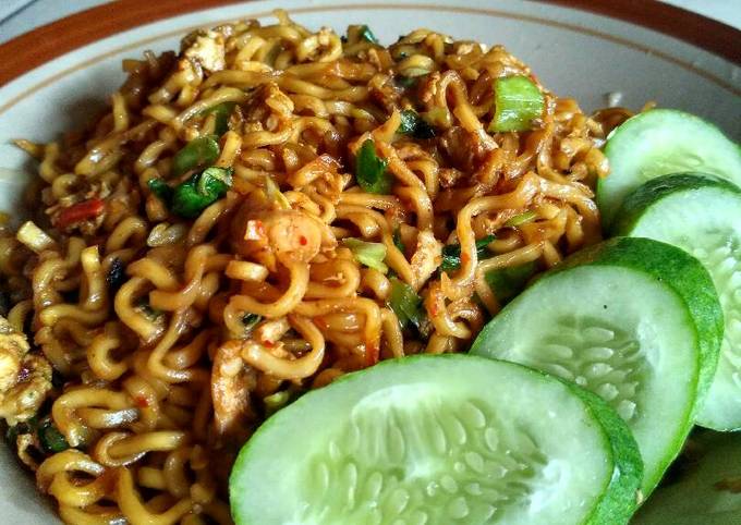 Resep Mie goreng simple oleh Arvyla Romeesa - Cookpad