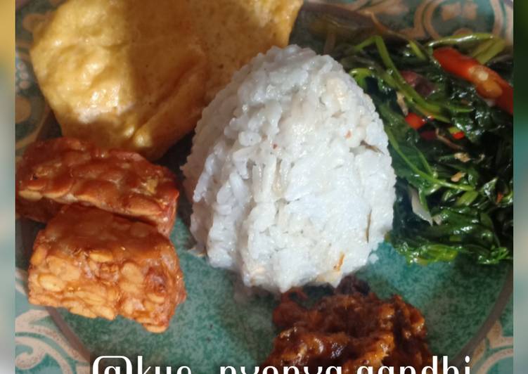 Nasi liwet peda bunga telang