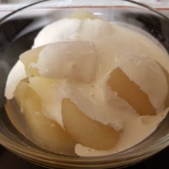 A picture of Pears and Extra thick Double cream.