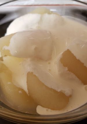 A picture of Pears and Extra thick Double cream.