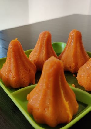 કેસરીયા બેસન મોદક (Kesariya Besan Modak Recipe In Gujarati) રેસીપી મુખ્ય ફોટો
