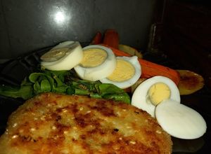 Una foto de Ensalada práctica de zanahoria, papa, lechuga, y tomate