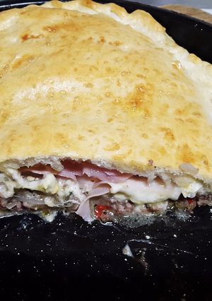 Una foto de Calzone de carne, queso y jamón