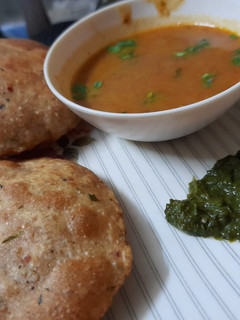 कचौड़ी आलू की सब्जी के साथ(Kachori aloo ki sabzi) रेसिपी मुख्य फोटो