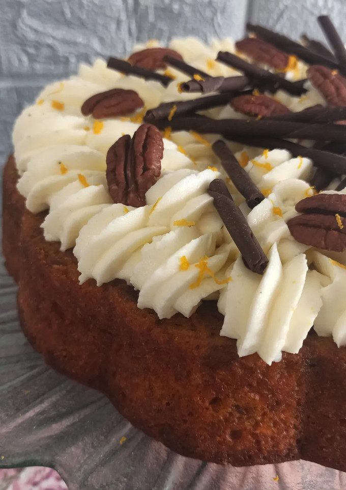 Una foto de Bizcocho zanahoria y naranja con crema de queso