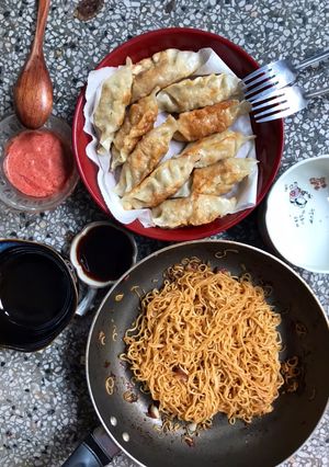 Hình của món Mì xào và mandu.