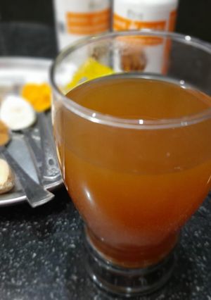 इम्युनिटी बूस्टर काढ़ा (immunity booster kadha recipe in Hindi) रेसिपी मुख्य फोटो