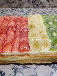 Una foto de Hojaldre con crema y frutas