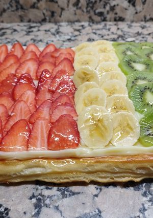 Una foto de Hojaldre con crema y frutas