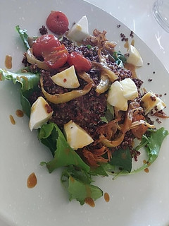 Una foto de Ensalada de quinoa roja