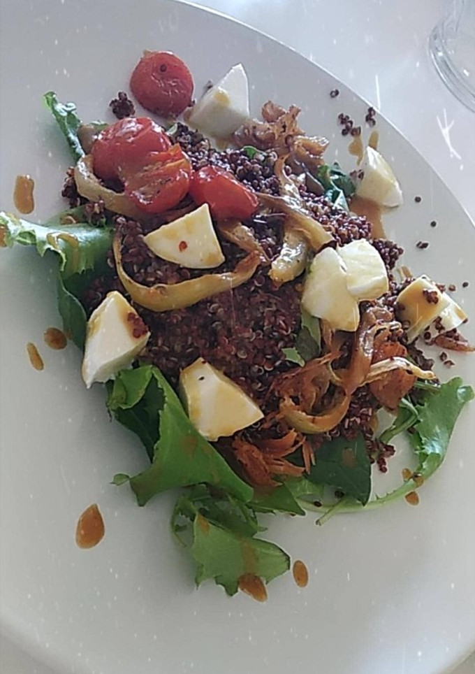 Una foto de Ensalada de quinoa roja