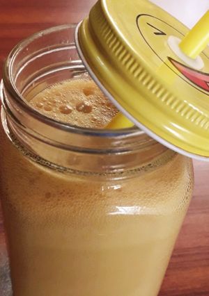 A picture of Fresh apple juice.