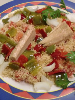 Una foto de Ensalada de cuscus con verduras y ventresca