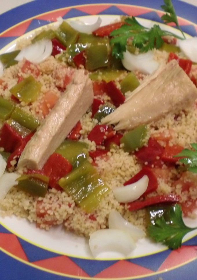Una foto de Ensalada de cuscus con verduras y ventresca