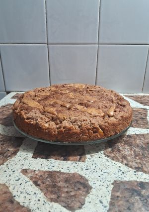 Una foto de Torta integral de manzanas y membrillo,canela vegana