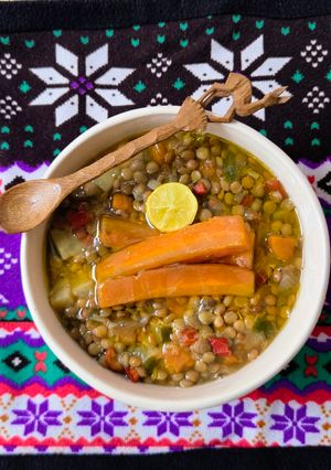 Una foto de Guiso de Lentejas (Otro) con Caldo Casero 🫕 Económico, Fácil y Basado en Plantas 🌱