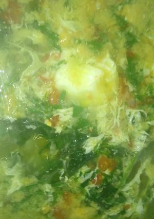 Una foto de Caldillo de huevo con epazote Excelente para la cruda a la Mario, s