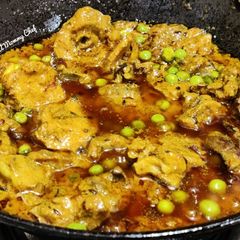 A picture of Creamy matar chicken.