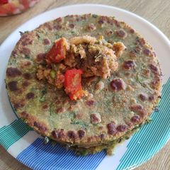 A picture of Bajra palak methi dhebra.