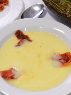 Una foto de Sopa fría de melón con crujiente de jamón