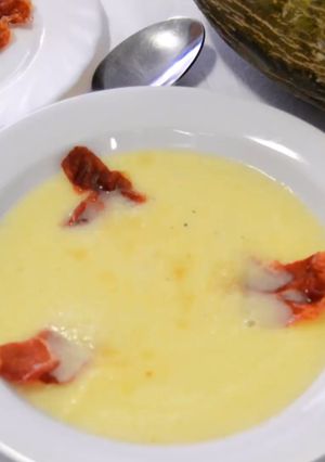 Una foto de Sopa fría de melón con crujiente de jamón