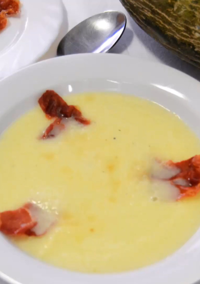 Una foto de Sopa fría de melón con crujiente de jamón