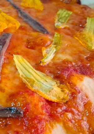 Foto principal de Pizza de flores de calabaza y anchoas