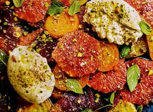 Una foto de Ensalada de betabel y toronja caramelizada y burrata