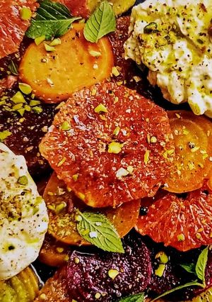 Una foto de Ensalada de betabel y toronja caramelizada y burrata