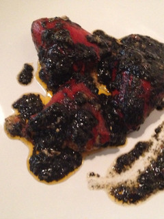 Una foto de Pimientos rellenos en tinta de calamar