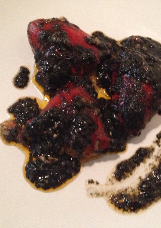 Una foto de Pimientos rellenos en tinta de calamar