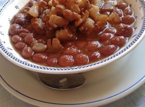 Una foto de Frijoles con chicharrón