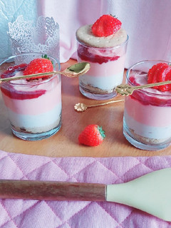A picture of Strawberry Cheesecake shots (without gelatine).